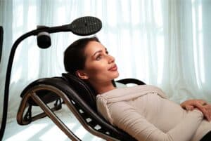 Frau erhält eine rTMS-Behandlung in der Neuro-Spa Group – moderne Neurostimulation mit rTMS und Neo TMS.