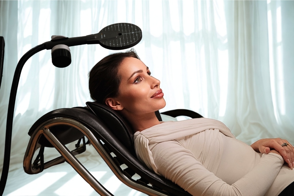 Frau erhält eine rTMS-Behandlung in der Neuro-Spa Group – moderne Neurostimulation mit rTMS und Neo TMS.
